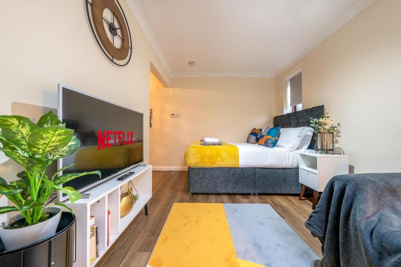 Grange Studio Apartment - Heathrow Staines-upon-Thames Exterior foto